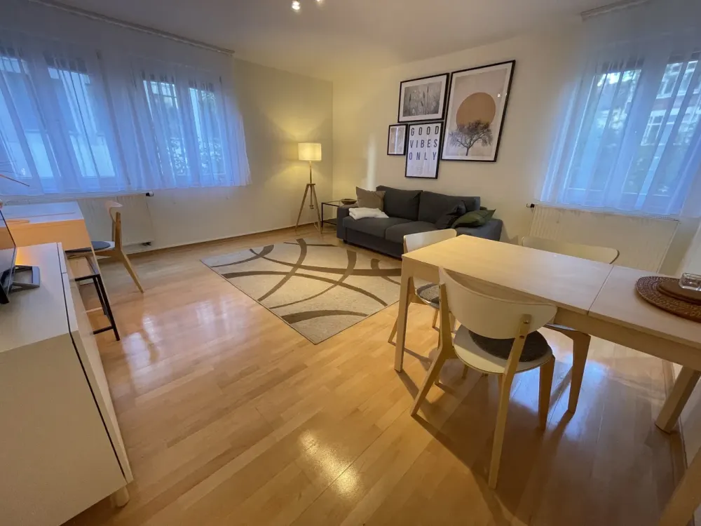 Stilvoll möblierte 2-Zimmer-Wohnung mit Einbauküche in zentrumsnaher Lage ab Nov. 26