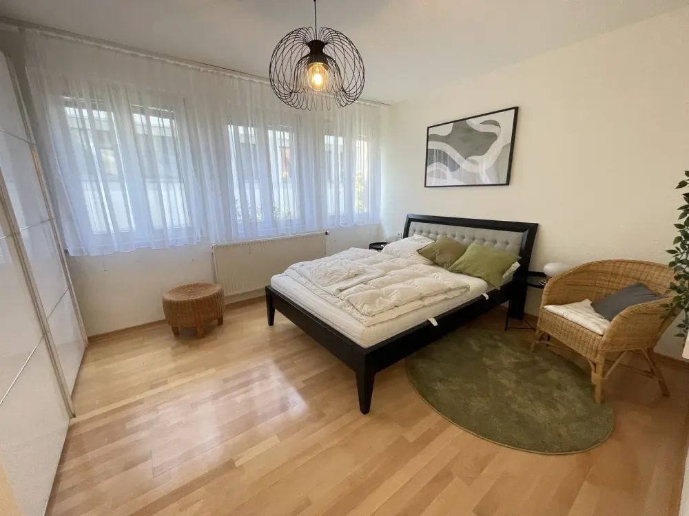 Stilvoll möblierte 2-Zimmer-Wohnung mit Einbauküche in zentrumsnaher Lage ab Nov. 26