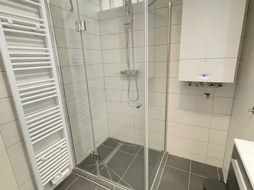 Stilvoll möblierte 2-Zimmer-Wohnung mit Einbauküche in zentrumsnaher Lage ab Nov. 26