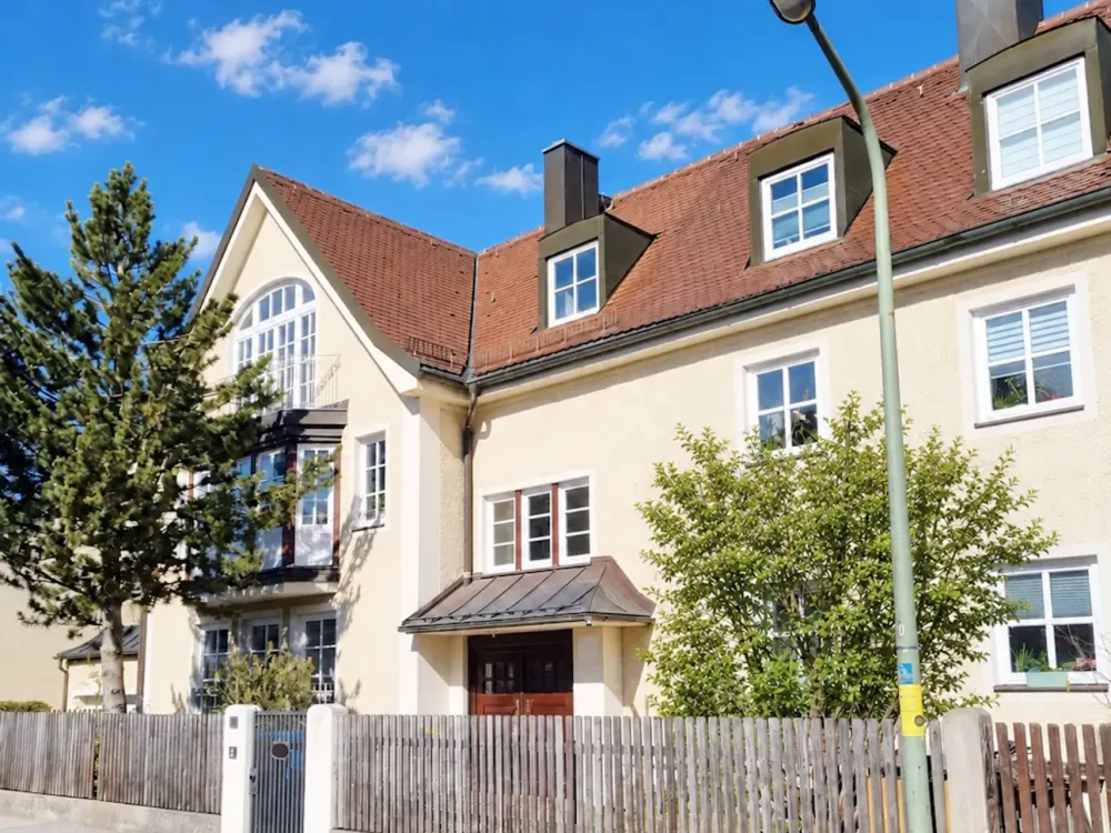 Living on three floors, 3.5 rooms with balcony and garden share in the house within the house