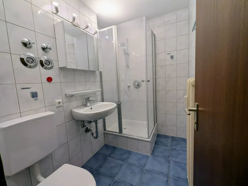 Frisch renovierte 1-Zimmer-Wohnung - Mit Einbauküche, Balkon, Keller und Tiefgarage