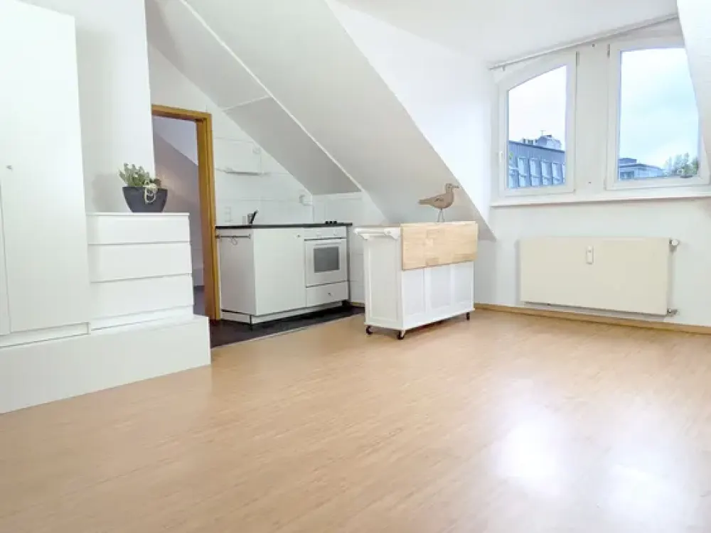 Perfect for Studying: 1-Room Apartment in Quiet Side Street | 300 Meters to Main Train Station