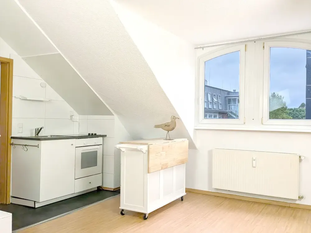 Perfect for Studying: 1-Room Apartment in Quiet Side Street | 300 Meters to Main Train Station