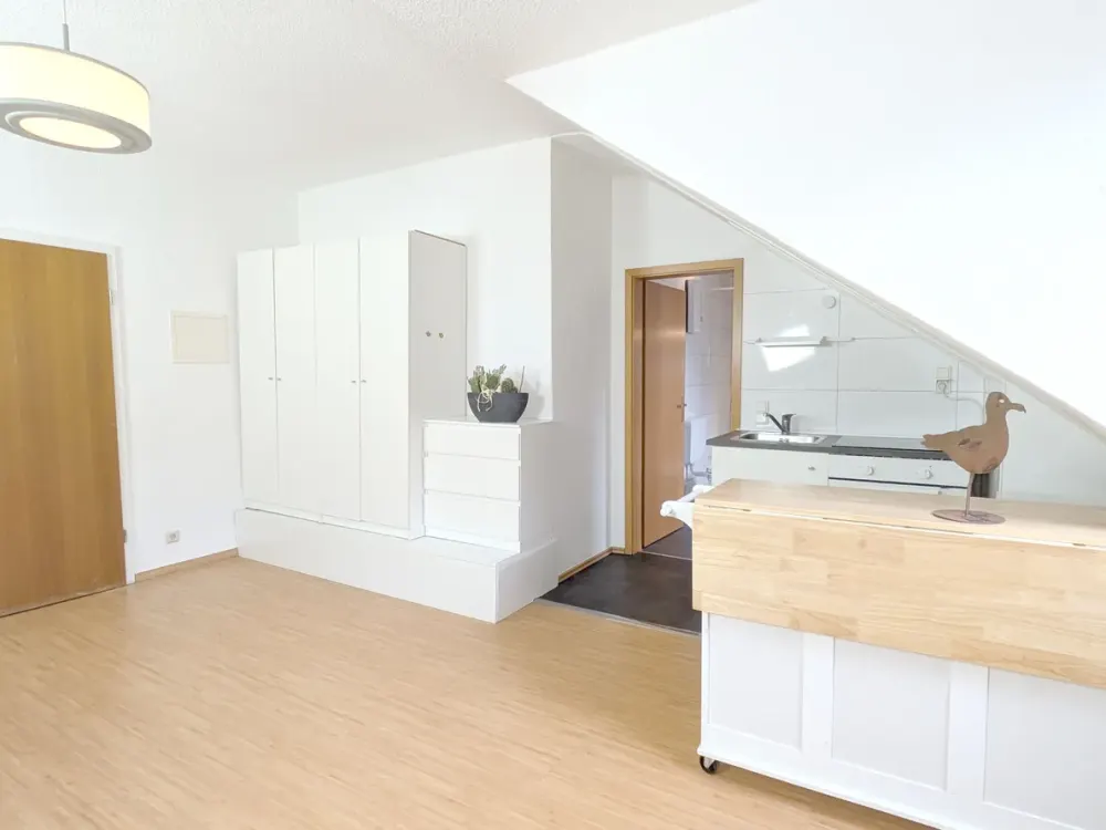 Perfect for Studying: 1-Room Apartment in Quiet Side Street | 300 Meters to Main Train Station