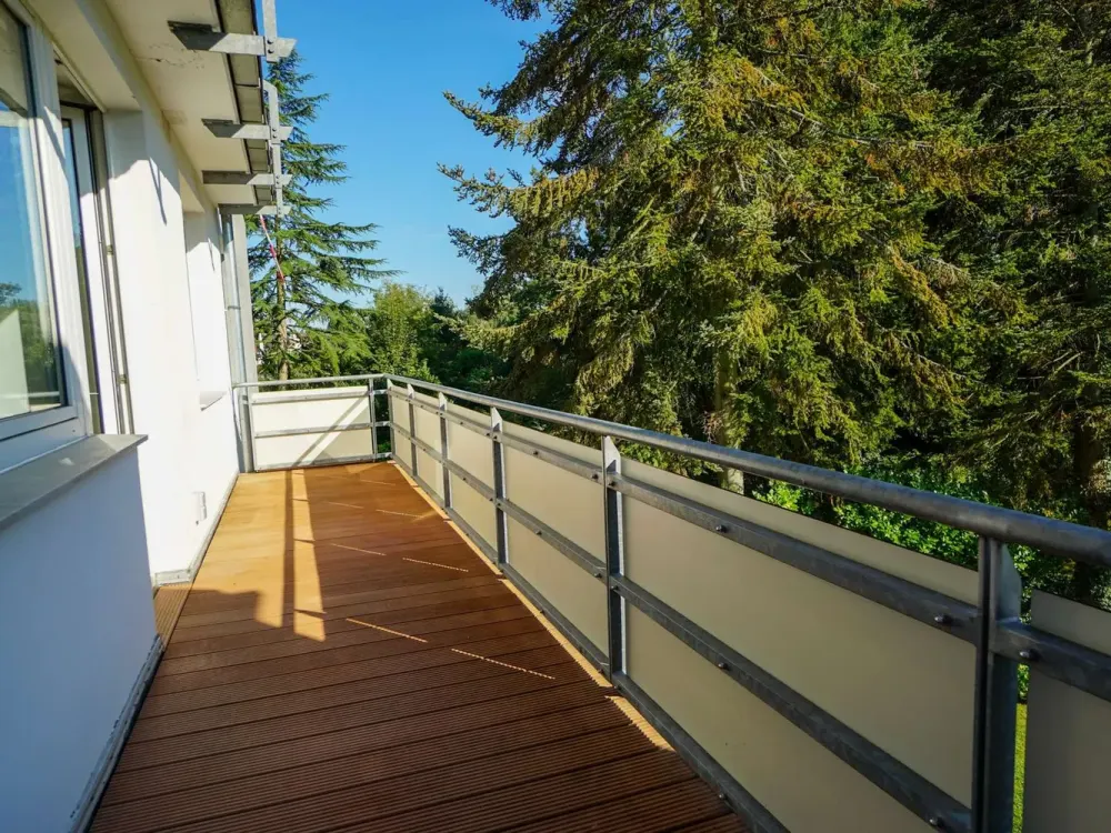 Spacious, Light-Flooded 4-Room Apartment with South Balcony in Prime Location of Unterbach