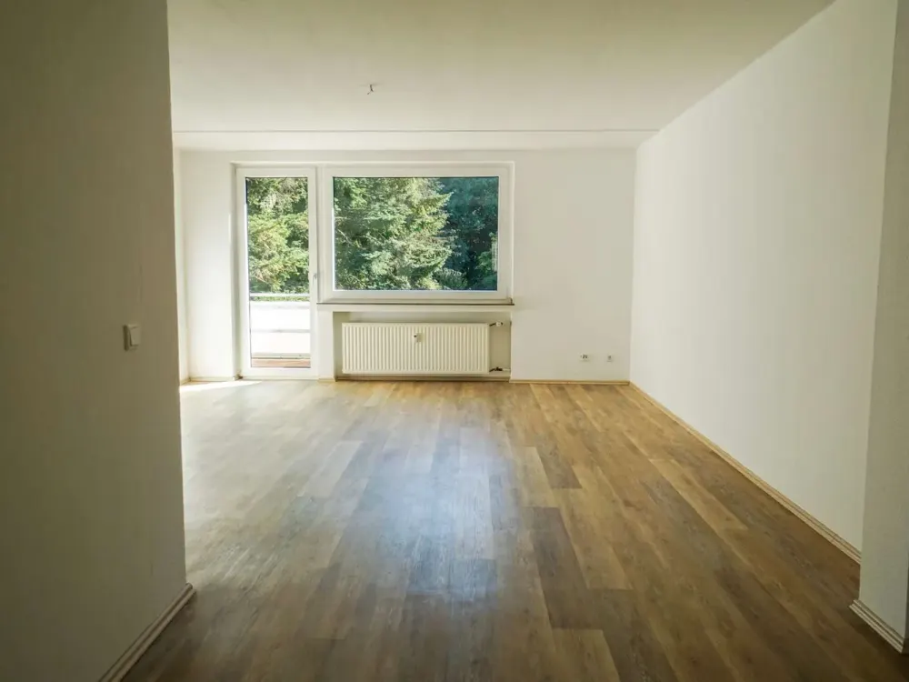 Spacious, Light-Flooded 4-Room Apartment with South Balcony in Prime Location of Unterbach