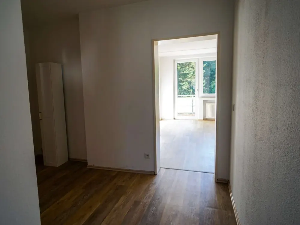 Spacious, Light-Flooded 4-Room Apartment with South Balcony in Prime Location of Unterbach