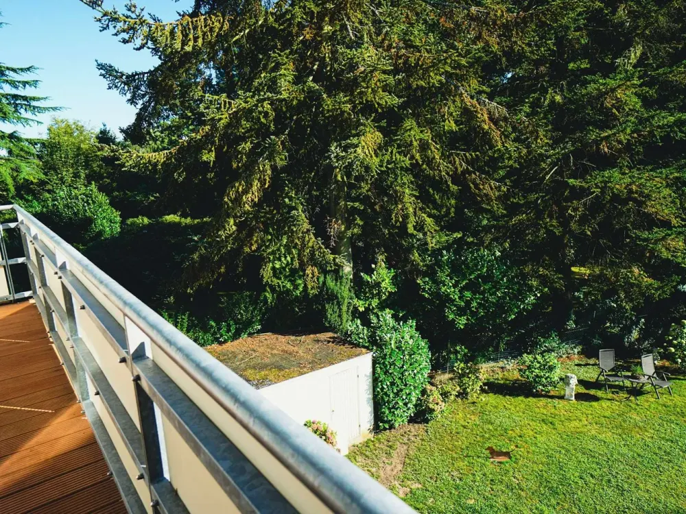 Spacious, Light-Flooded 4-Room Apartment with South Balcony in Prime Location of Unterbach