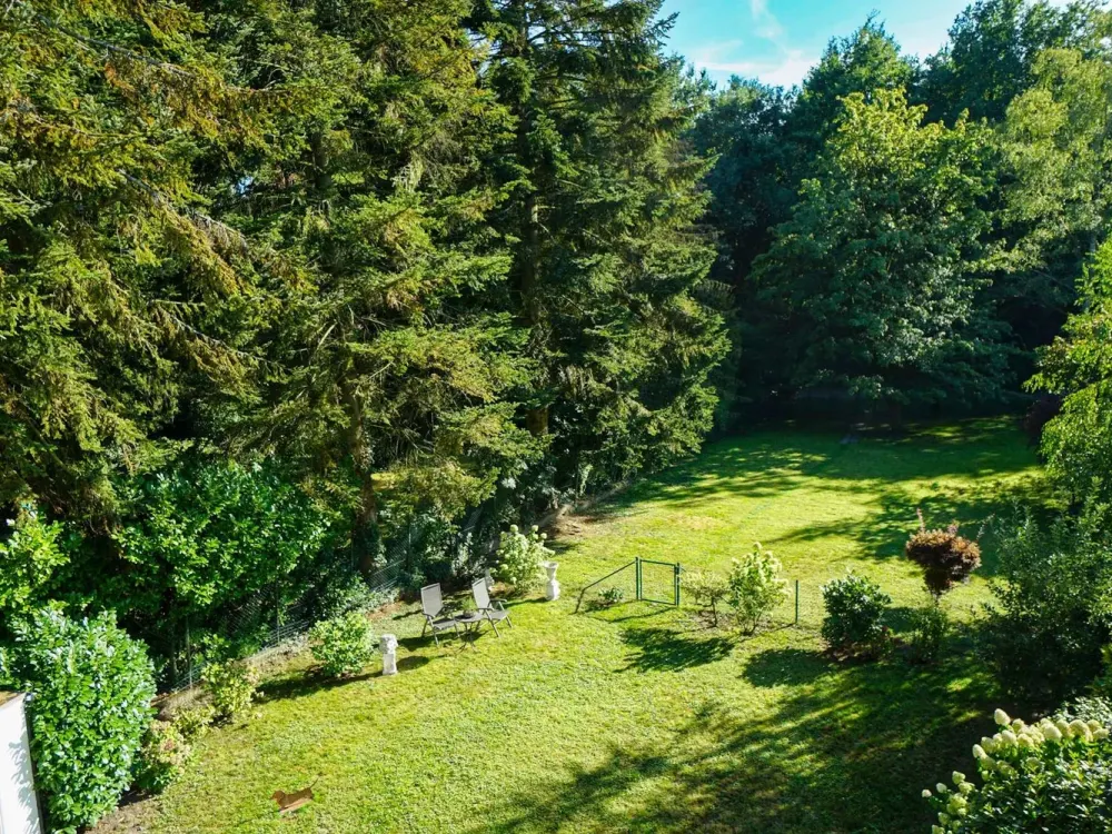 Spacious, Light-Flooded 4-Room Apartment with South Balcony in Prime Location of Unterbach