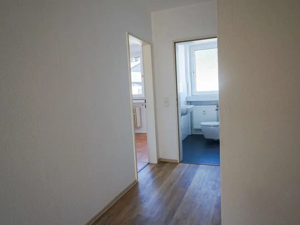 Spacious, Light-Flooded 4-Room Apartment with South Balcony in Prime Location of Unterbach