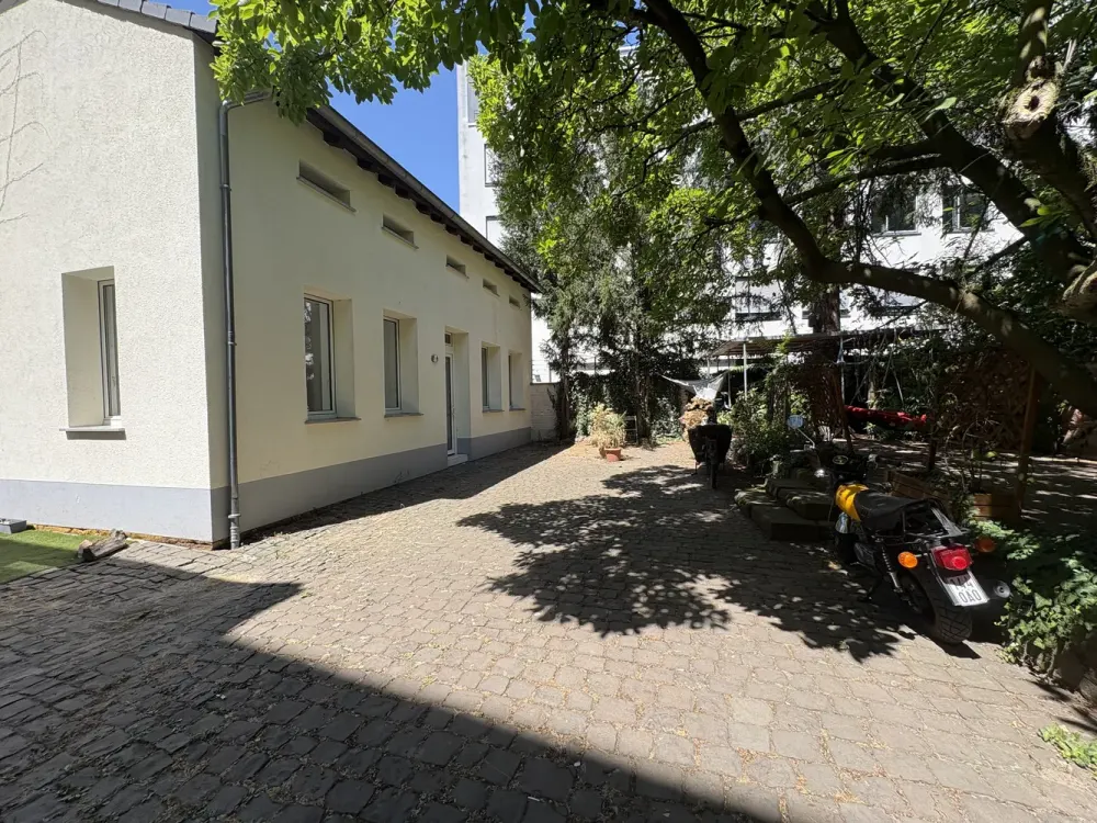 Freistehendes Einfamilienhaus in ruhiger Hinterhoflage inkl. großem Stellplatz in Offenbach am Main