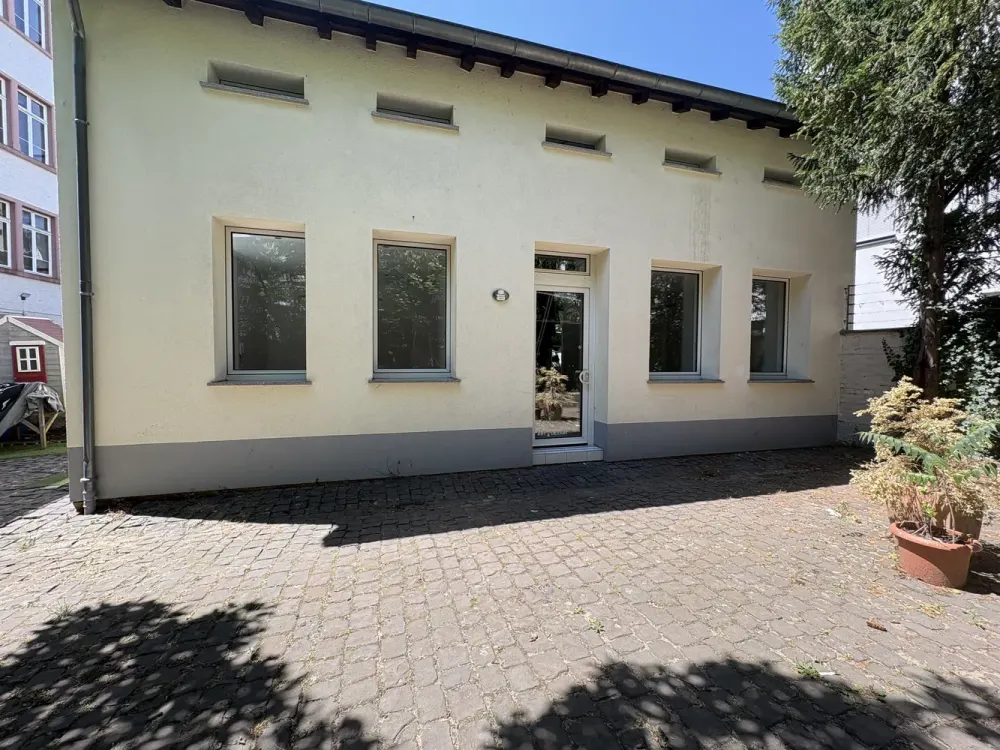 Freistehendes Einfamilienhaus in ruhiger Hinterhoflage inkl. großem Stellplatz in Offenbach am Main