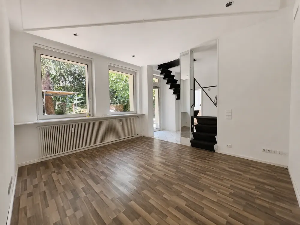Freistehendes Einfamilienhaus in ruhiger Hinterhoflage inkl. großem Stellplatz in Offenbach am Main