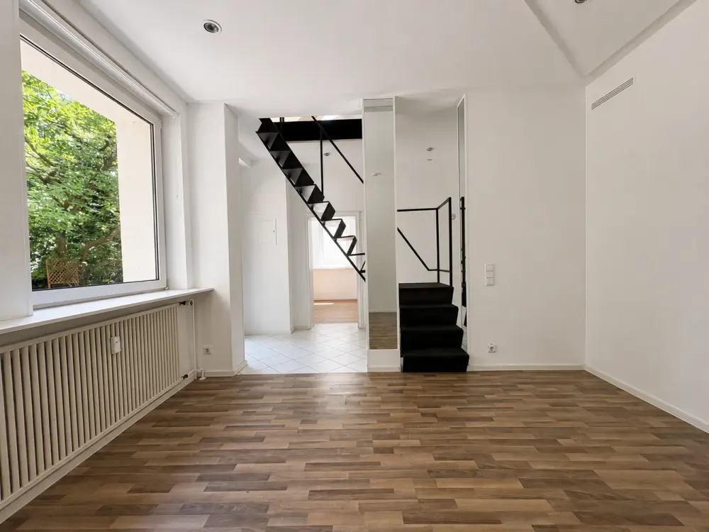Freistehendes Einfamilienhaus in ruhiger Hinterhoflage inkl. großem Stellplatz in Offenbach am Main