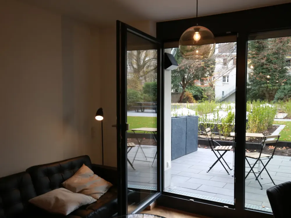 VARIABEL BEZUGSFREI: ZENTRUMNAHES, MÖBLIERTES ZWEI-ZIMMER-APARTMENT