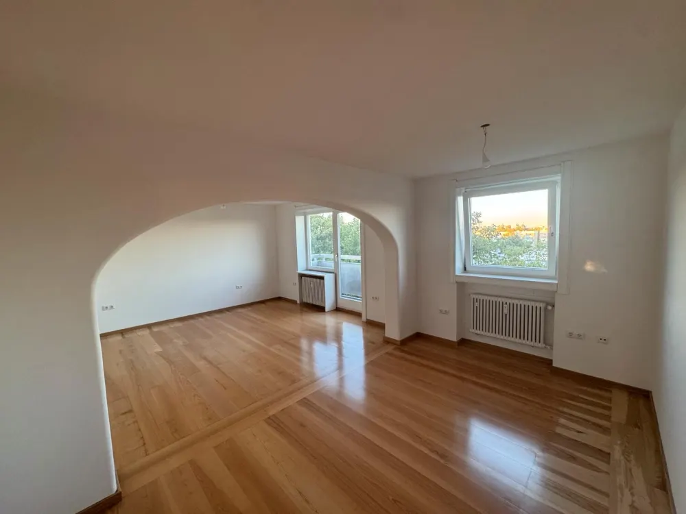 lichtdurchflutete, geräumige 3 Zimmer Wohnung mit 2 Balkonen