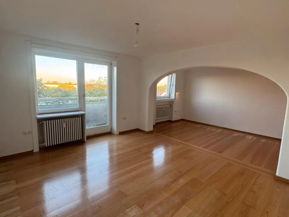 lichtdurchflutete, geräumige 3 Zimmer Wohnung mit 2 Balkonen
