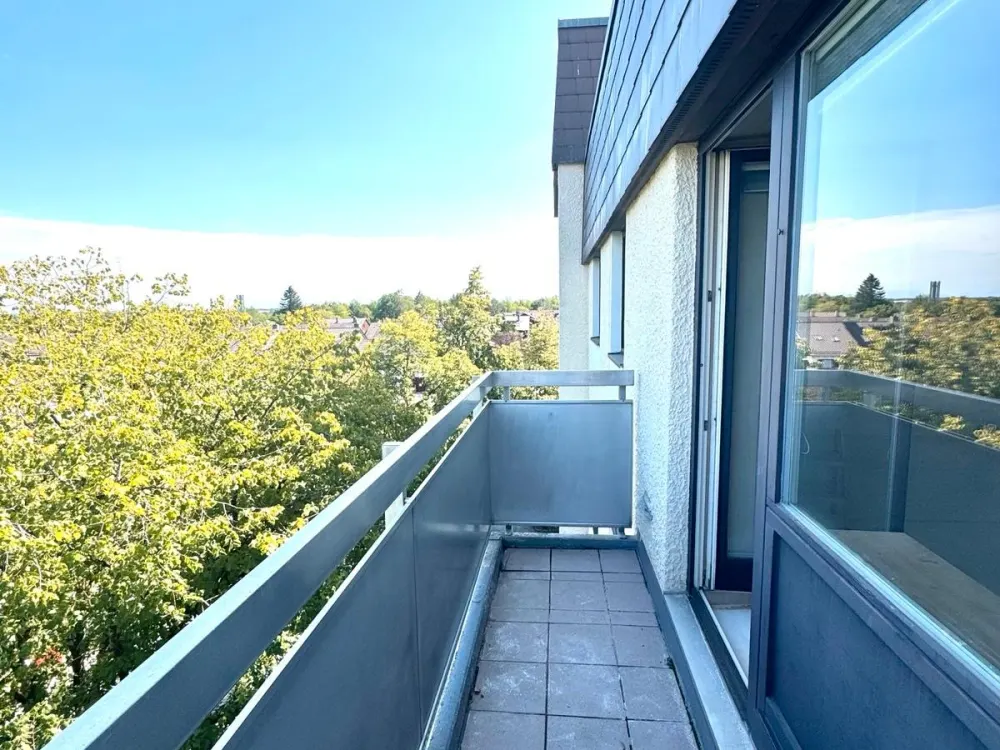 lichtdurchflutete, geräumige 3 Zimmer Wohnung mit 2 Balkonen