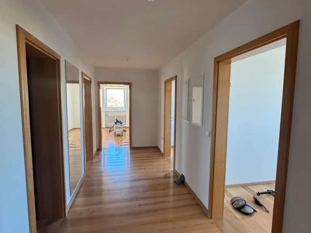 lichtdurchflutete, geräumige 3 Zimmer Wohnung mit 2 Balkonen