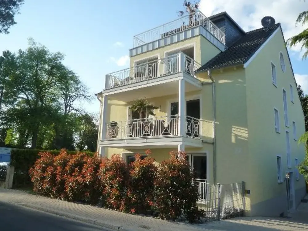 TopFreundliche Dachgeschosswohnung mit Industrieparkett, Balkon, modernes Bad