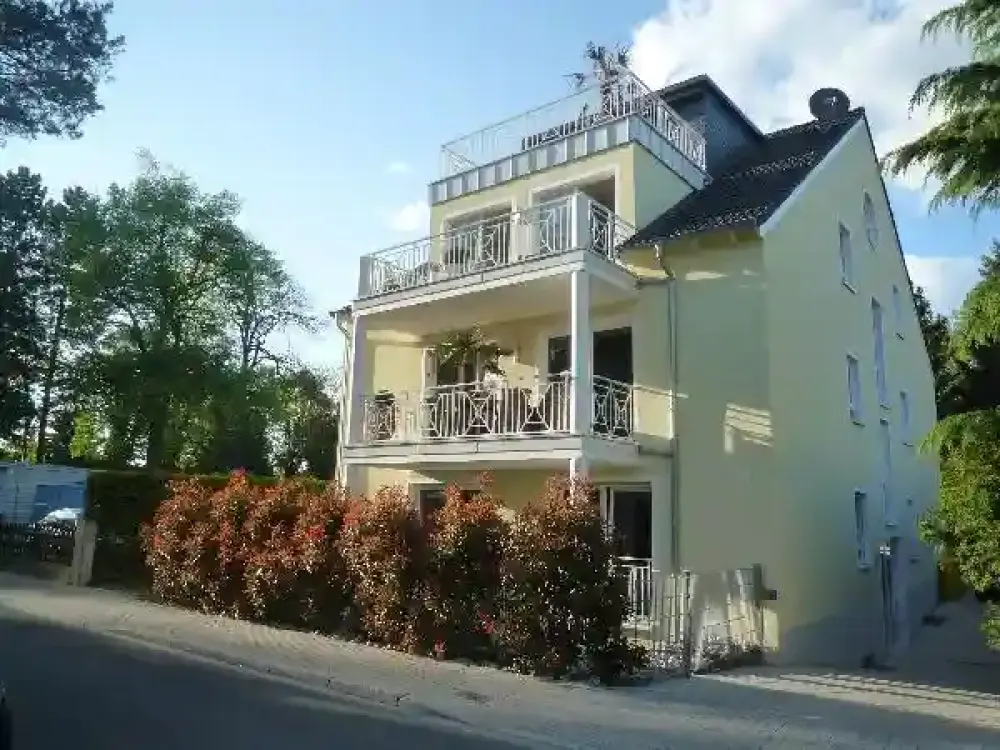 TopFreundliche Dachgeschosswohnung mit Industrieparkett, Balkon, modernes Bad