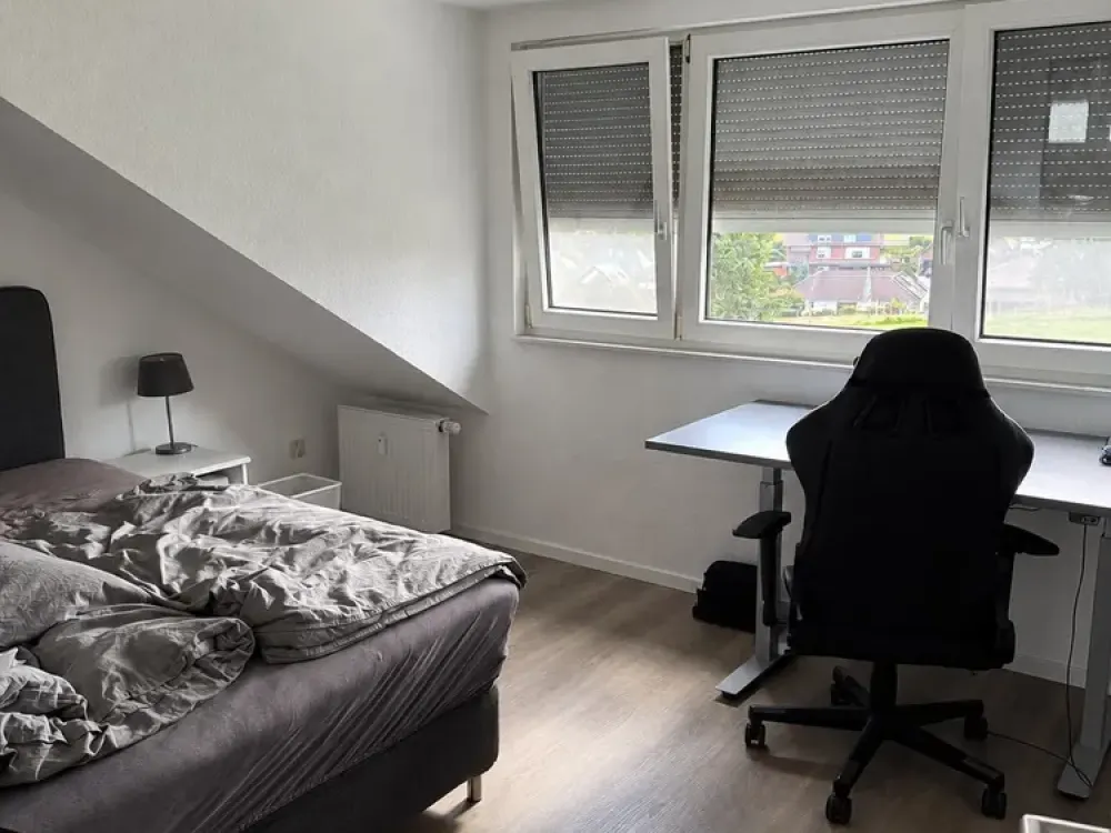 Freundliche 2-Zimmer-Dachgeschosswohnung, Balkon, Garage in Bornheim