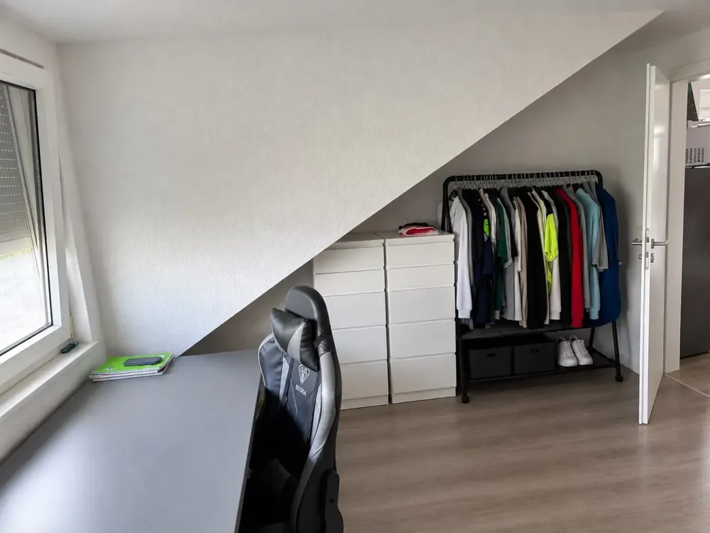 Freundliche 2-Zimmer-Dachgeschosswohnung, Balkon, Garage in Bornheim