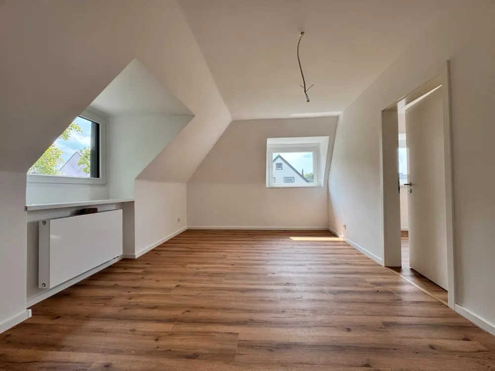 Hochwertig sanierte 3 1/2 Zimmer DG Wohnung in ruhiger Lage