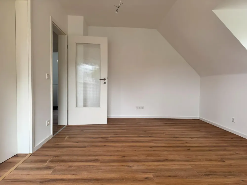 Hochwertig sanierte 3 1/2 Zimmer DG Wohnung in ruhiger Lage