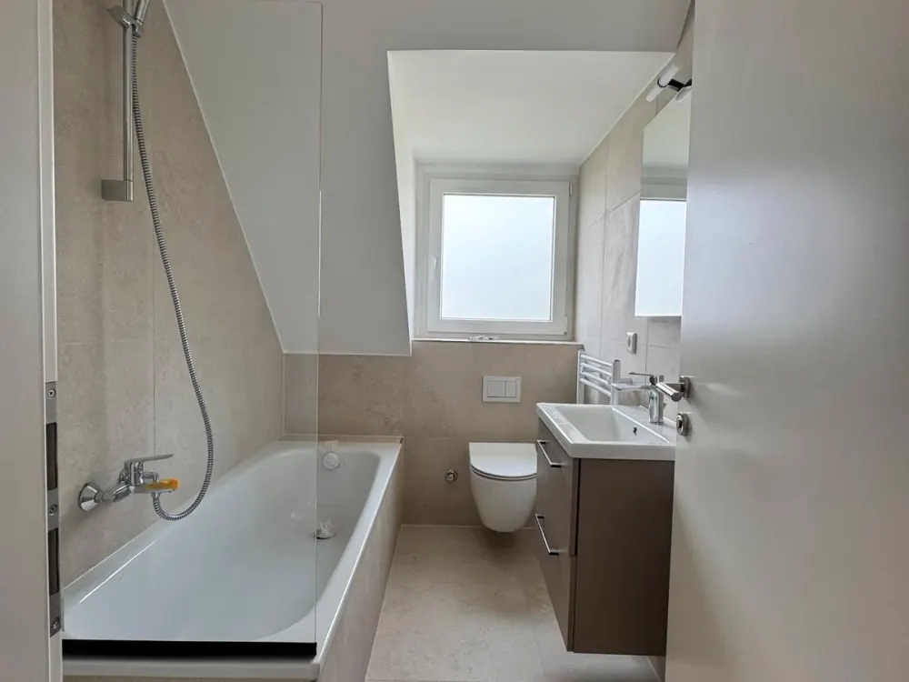 Hochwertig sanierte 3 1/2 Zimmer DG Wohnung in ruhiger Lage