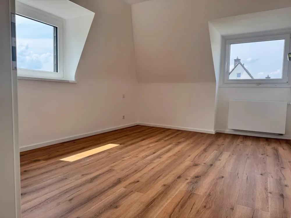 Hochwertig sanierte 3 1/2 Zimmer DG Wohnung in ruhiger Lage