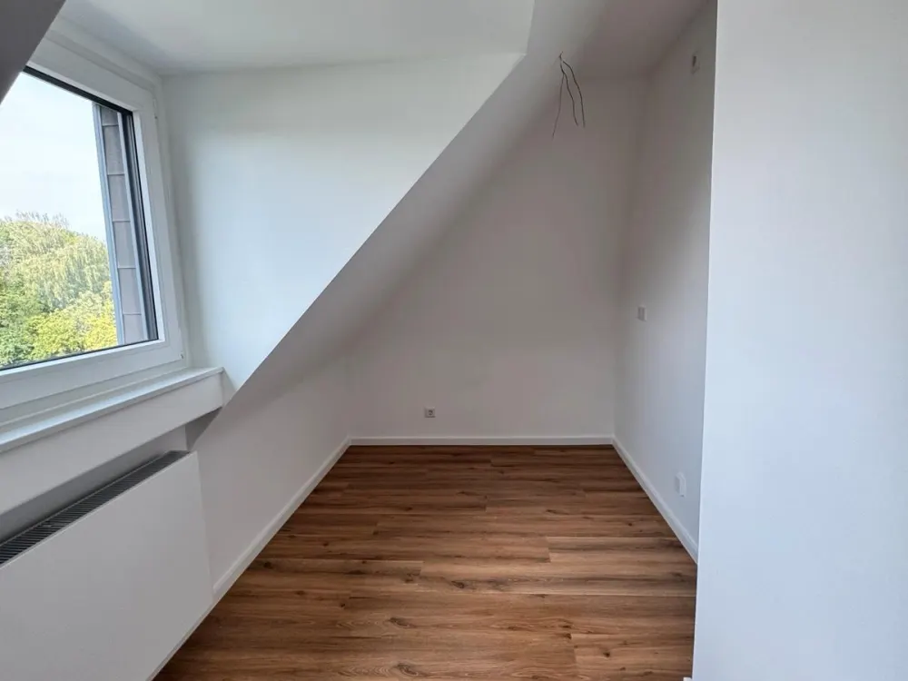 Hochwertig sanierte 3 1/2 Zimmer DG Wohnung in ruhiger Lage