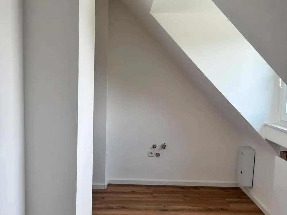 Hochwertig sanierte 3 1/2 Zimmer DG Wohnung in ruhiger Lage