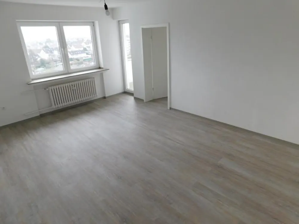 Wohnung mit Ausblick, neu renoviert mit Balkon!