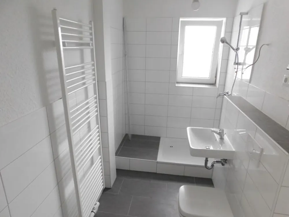 Wohnung mit Ausblick, neu renoviert mit Balkon!