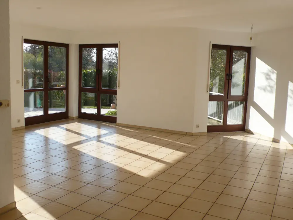 Renovierte 3,5-Raum-Erdgeschosswohnung mit Terrassen, und Einbauküche in Stuttgart