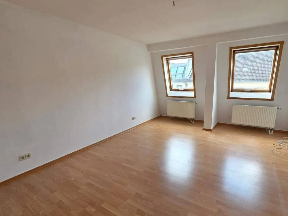 Helle Dachgeschosswohnung / 2-Raum/ Bad mit Fenster