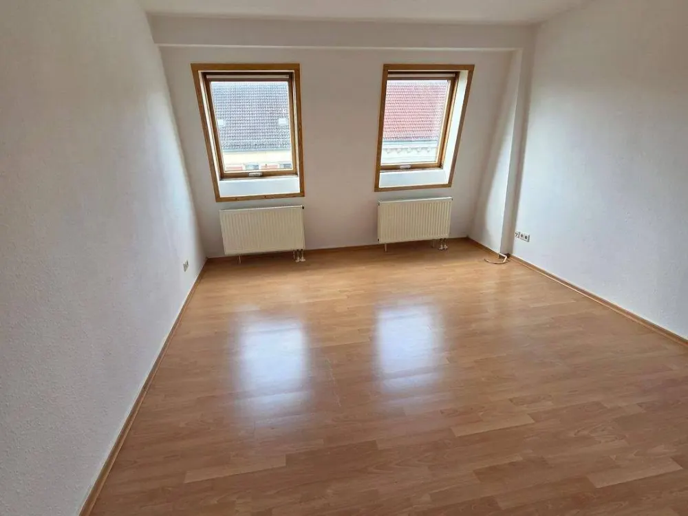 Helle Dachgeschosswohnung / 2-Raum/ Bad mit Fenster