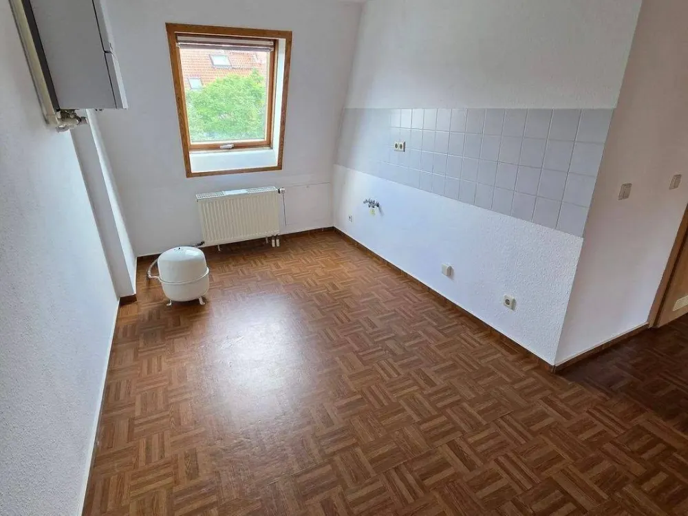 Helle Dachgeschosswohnung / 2-Raum/ Bad mit Fenster