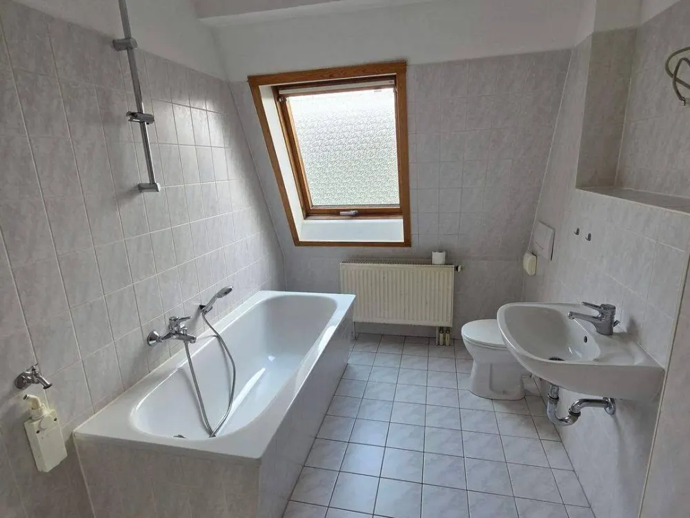 Helle Dachgeschosswohnung / 2-Raum/ Bad mit Fenster