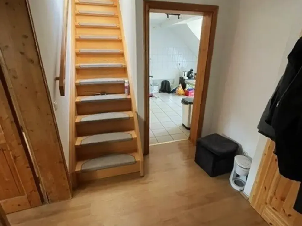 Zentrale 2,5-Zimmer-Dachgeschosswohnung über zwei Ebenen mit Balkon