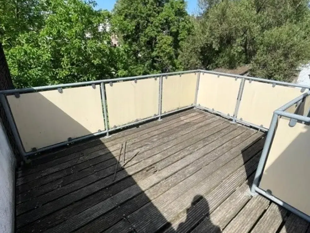 Zentrale 2,5-Zimmer-Dachgeschosswohnung über zwei Ebenen mit Balkon