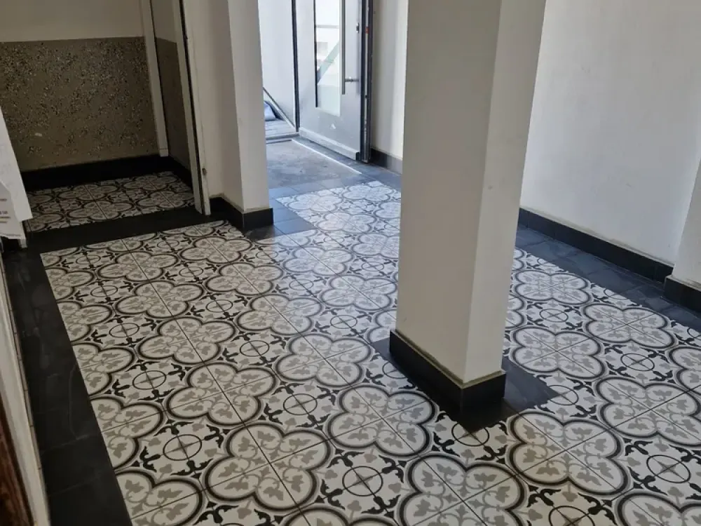 Sehr großzügige 2-Zimmer-Wohnung mit Wohnküche in kernsaniertem Altbau (KFW 70)