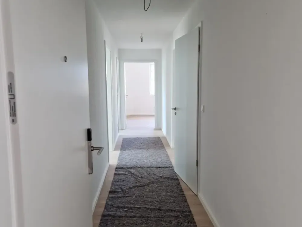 Sehr großzügige 2-Zimmer-Wohnung mit Wohnküche in kernsaniertem Altbau (KFW 70)