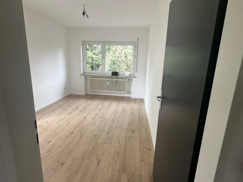 Kernsanierte 1,5 Zi Wohnung mit Balkon und EBK