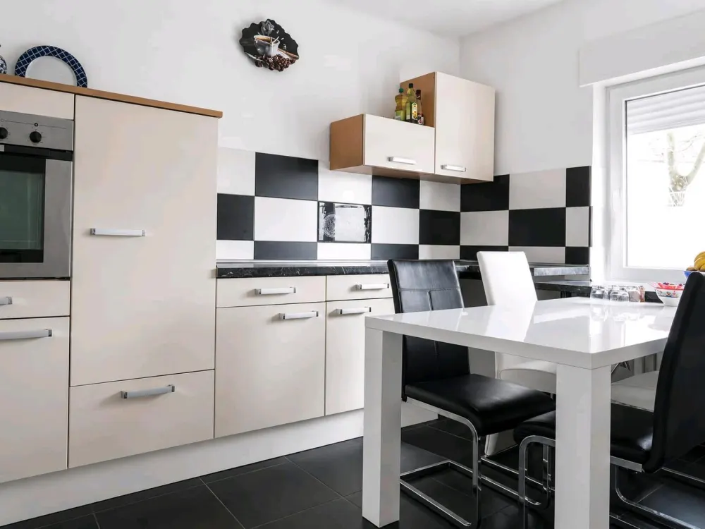 Erstbezug nach Sanierung- moderne 3 Zimmerwohnung in ruhiger Lage