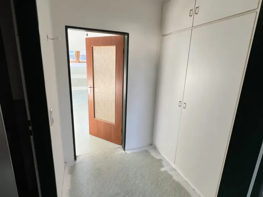 Gepflegte 2-Zimmer-DG-Wohnung mit Garage, WBS erforderlich