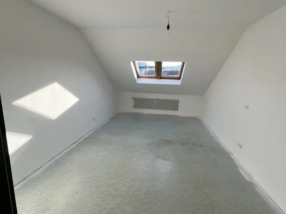 Gepflegte 2-Zimmer-DG-Wohnung mit Garage, WBS erforderlich