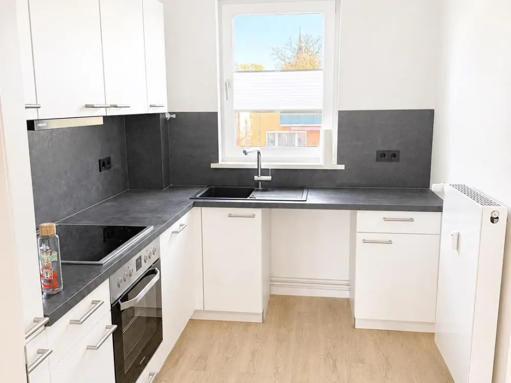 Kernsanierte 2,5-Zimmer Wohnung mit Einbauküche und Balkon