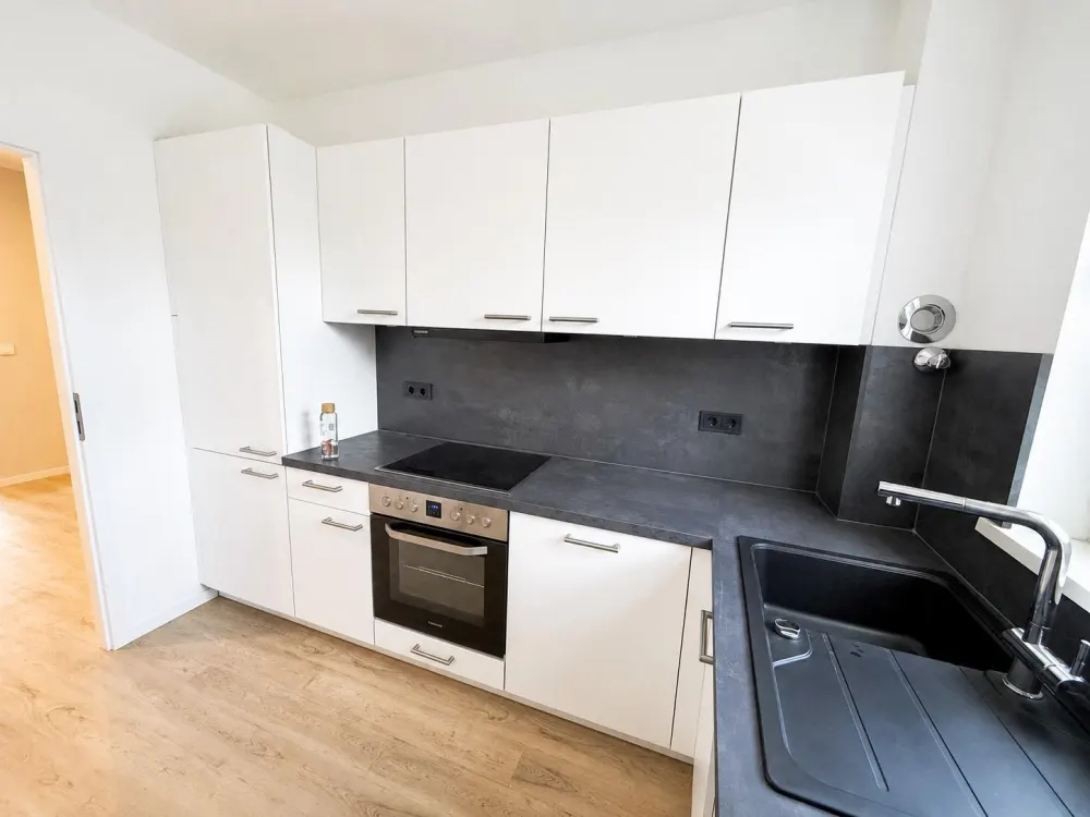 Kernsanierte 2,5-Zimmer Wohnung mit Einbauküche und Balkon